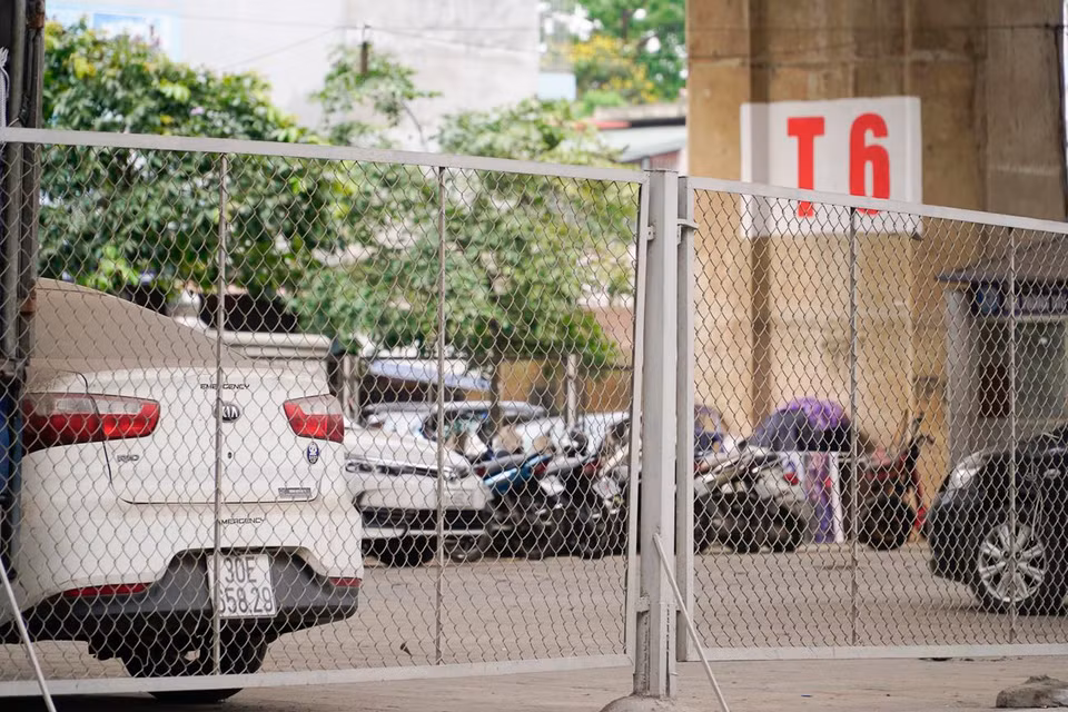 Thành phố Hà Nội đề nghị Bộ Giao thông Vận tải thống nhất việc tiếp tục tổ chức trông giữ phương tiện tạm thời dưới gầm cầu Vĩnh Tuy; Chương Dương, Mai Dịch và Ngã tư Vọng đến hết năm 2023 để phục vụ nhu cầu giao dịch của các cơ quan, đơn vị và nhân dân. (Ảnh: Minh Hiếu/Vietnam+)