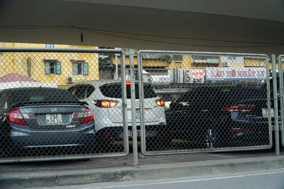 Trong số này, Hà Nội dự tính có 74 vị trí xây dựng bãi đỗ xe ngầm, 450 bãi đỗ xe cao tầng, còn lại là các bãi đỗ xe mặt đất. (Ảnh: Minh Hiếu/Vietnam+)