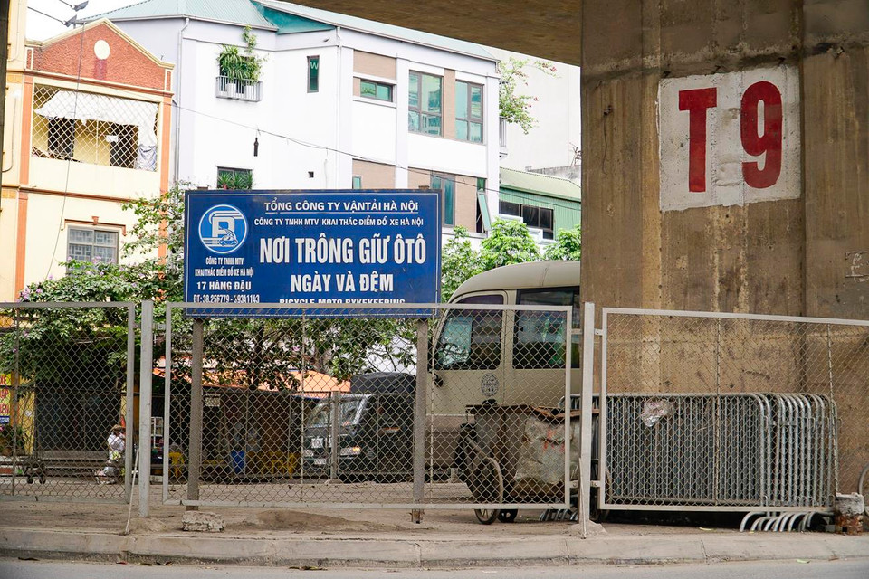 Phía Hà Nội cũng có kế hoạch sẽ thông báo đến các đơn vị trông giữ xe yêu cầu không hoạt động ở các vị trí gầm cầu nhưng thực tế xe ôtô vẫn đỗ chình ình tại một số gầm cầu. (Ảnh: Minh Hiếu/Vietnam+)