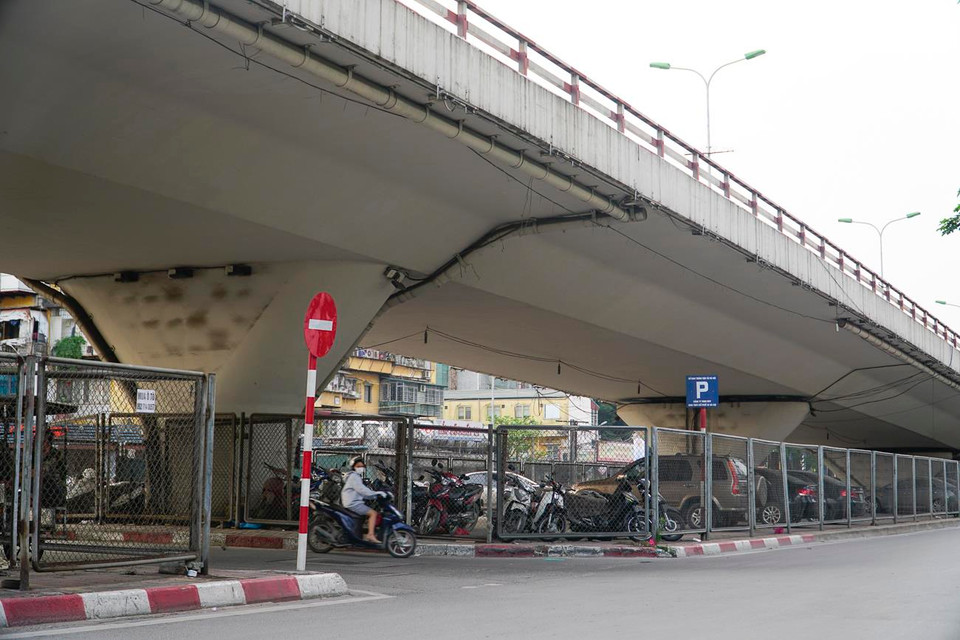 Theo thống kê, Hà Nội đang có khoảng 5,5 triệu xe máy và gần 500.000 ôtô, trong đó có trên 327.000 ôtô con. (Ảnh: Minh Hiếu/Vietnam+)