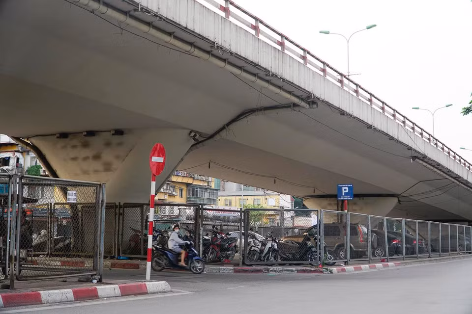 Theo thống kê, Hà Nội đang có khoảng 5,5 triệu xe máy và gần 500.000 ôtô, trong đó có trên 327.000 ôtô con. (Ảnh: Minh Hiếu/Vietnam+)