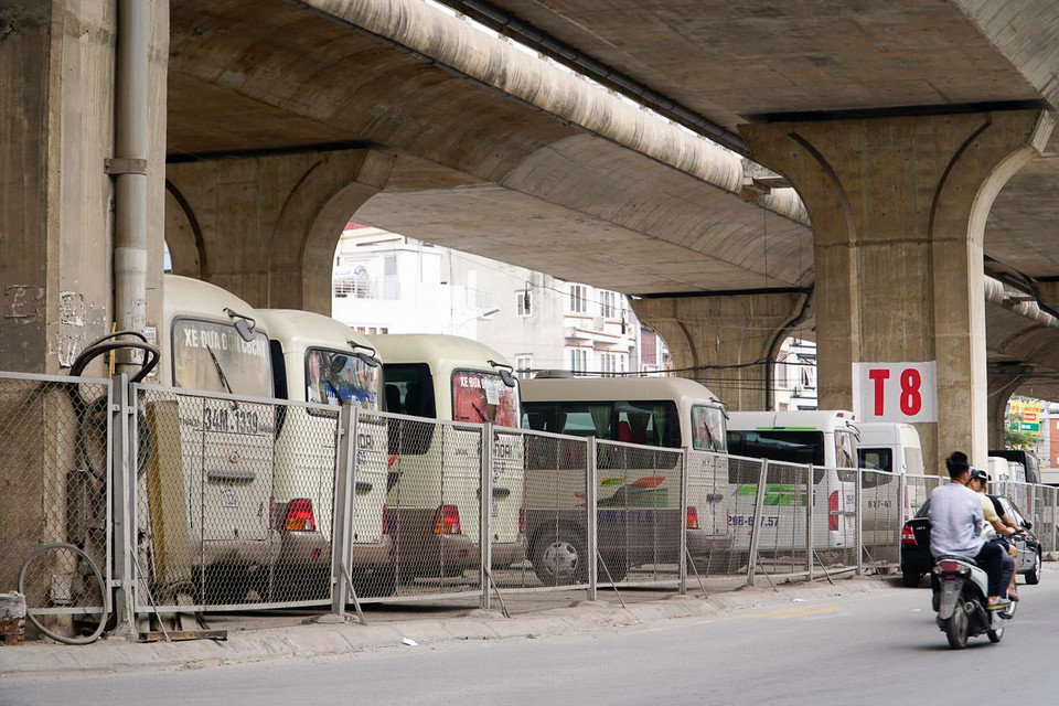 Diện tích đất dành cho giao thông tĩnh và các điểm bãi đỗ xe công cộng đang thiếu trầm trọng, mới chỉ đáp ứng được khoảng 8%-10% nhu cầu đỗ xe. (Ảnh: Minh Hiếu/Vietnam+)