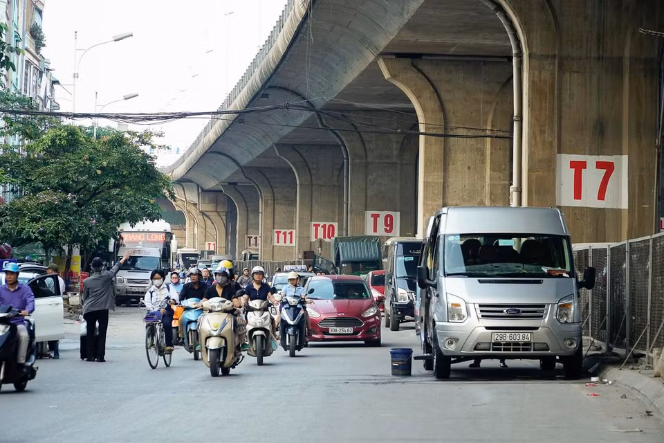 Hà Nội cũng đã lên phương án hạn chế xe cá nhân trong nội đô, thu phí giờ cao điểm để hạn chế xe cá nhân, giảm áp lực lên hạ tầng giao thông hay thiếu vị trí các điểm đỗ xe. (Ảnh: Minh Hiếu/Vietnam+)