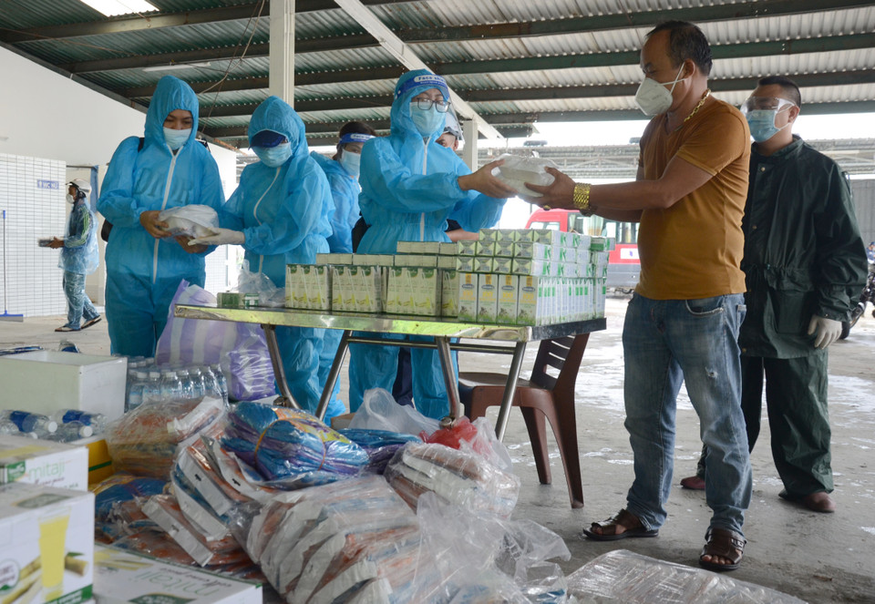 Rất nhiều đồ ăn, nước, sữa, áo mưa, khăn mặt... đều được phát miễn phí để cung cấp cho những người có nhu cầu. (Ảnh: Quốc Dũng/TTXVN)