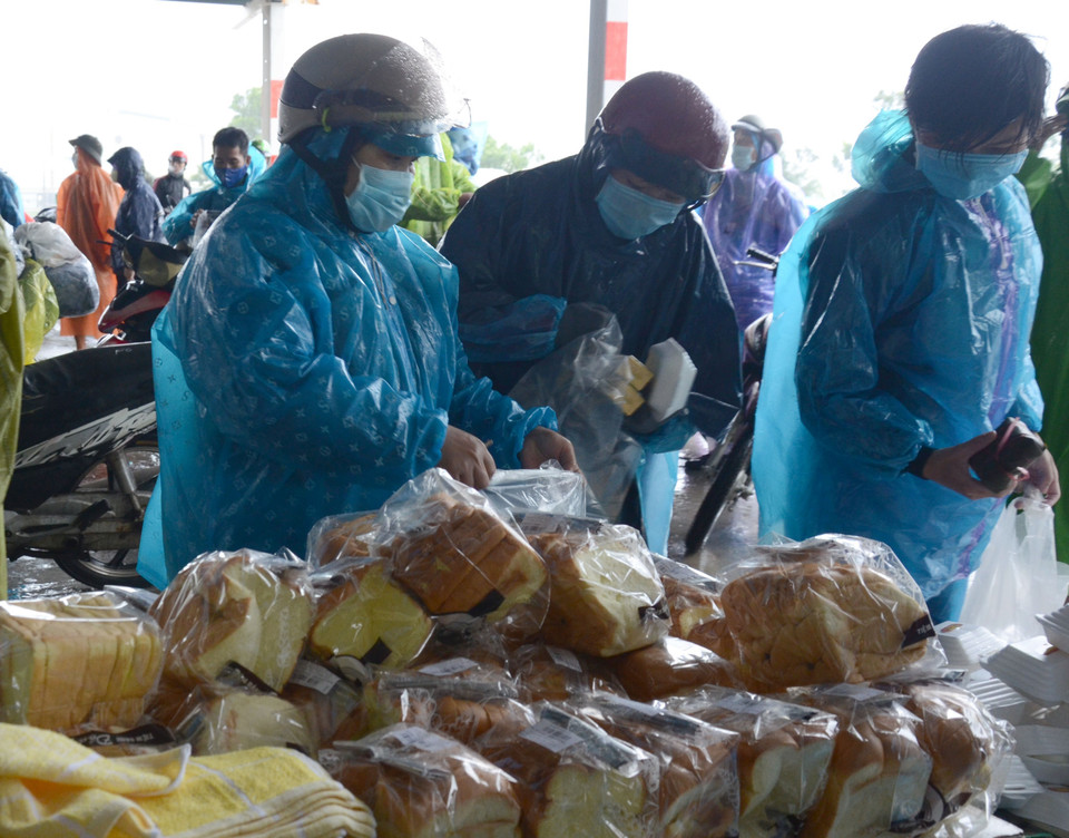 Người về quê có thể thoải mái lấy đồ ăn, nước uống, nhu yếu phẩm miễn phí theo nhu cầu của từng người. (Ảnh: Quốc Dũng/TTXVN)