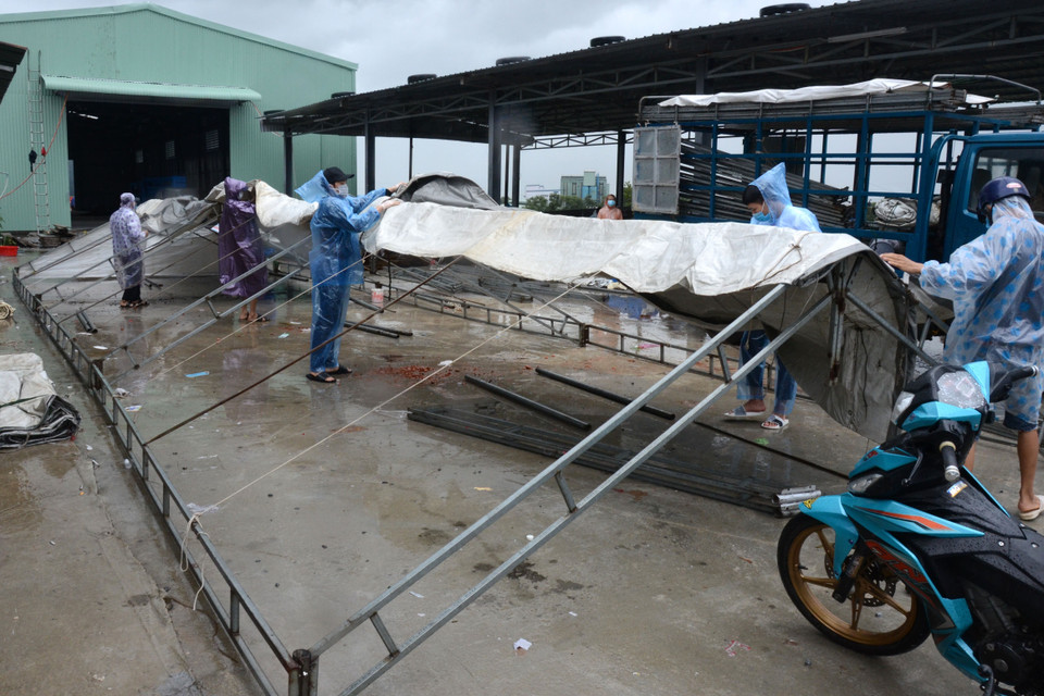 Tình nguyện viên dựng các lán trại lớn để làm chỗ trú mưa cho bà con đi đường. (Ảnh: Quốc Dũng/TTXVN)