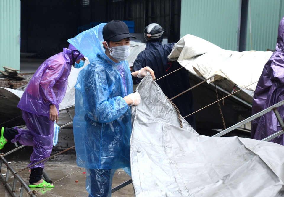 Tình nguyện viên dựng các lán trại lớn để làm chỗ trú mưa cho bà con đi đường. (Ảnh: Quốc Dũng/TTXVN)