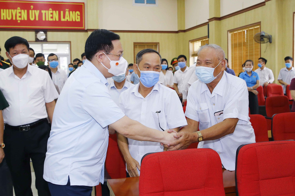 Hình ảnh Chủ tịch Quốc hội Vương Đình Huệ với cử tri huyện Tiên Lãng. (Ảnh: Doãn Tấn/TTXVN)