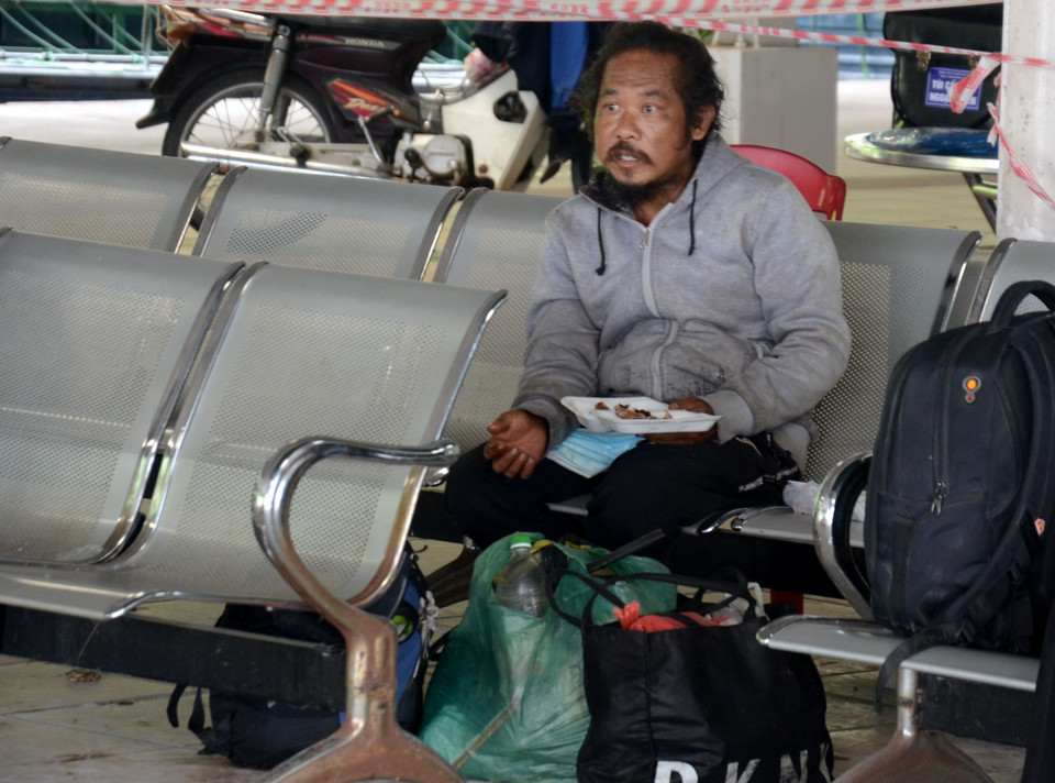 Bữa trưa vội của người đàn ông trên con đường về quê tránh dịch. (Ảnh: Quốc Dũng/TTXVN)