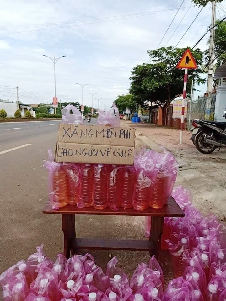 Một địa điểm tại thành phố Buôn Ma Thuột, tỉnh Đắk Lắk hỗ trợ xăng miễn phí cho người dân trên đường về quê. (Ảnh: TTXVN phát)