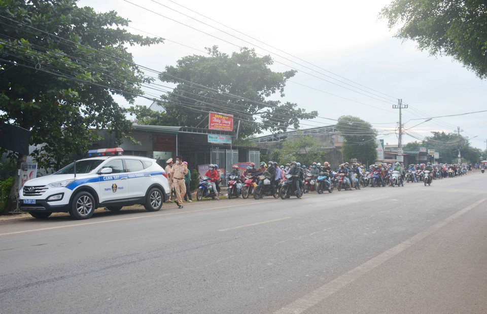 Lực lượng cảnh sát giao thông Đắk Lắk sắp xếp dẫn đường cho người dân đi qua địa bàn tỉnh. (Ảnh: Hoài Thu/TTXVN)