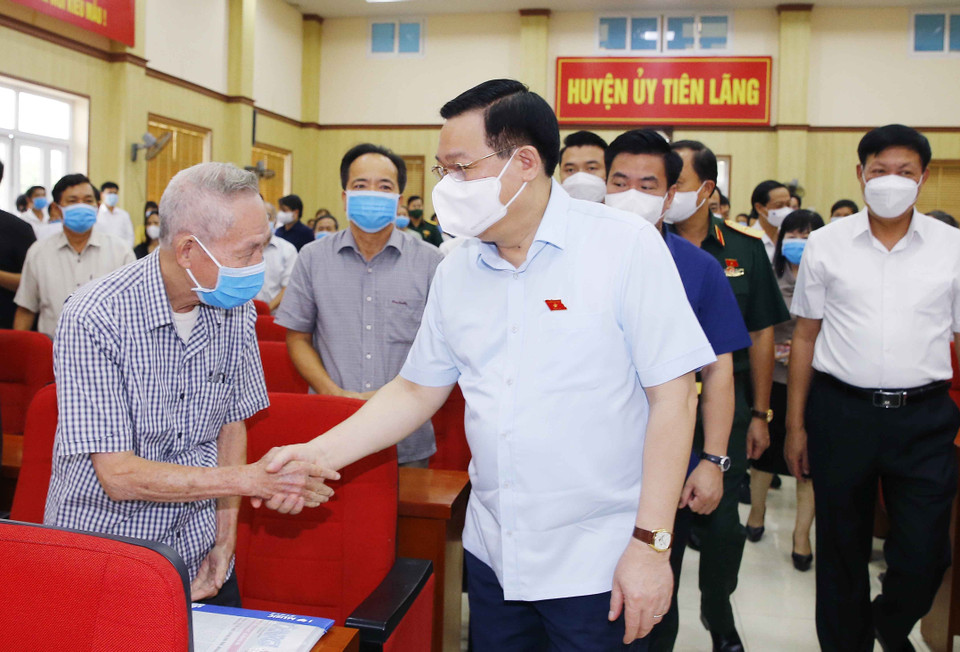 Chủ tịch Quốc hội Vương Đình Huệ bắt tay cử tri huyện Tiên Lãng. (Ảnh: Doãn Tấn/TTXVN)