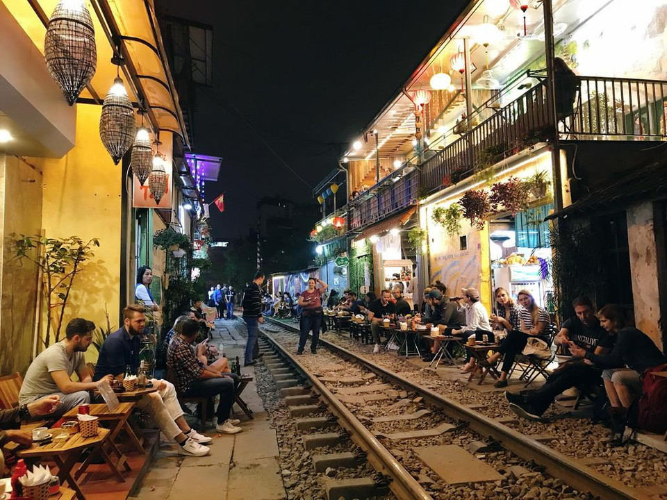 Du khách nước ngoài đến đây ngày một đông, đặc biệt là vào những ngày cuối tuần khi có nhiều chuyến tàu chạy qua trong ngày. (Ảnh: Vi Thương-Hải Yến/TTXVN)