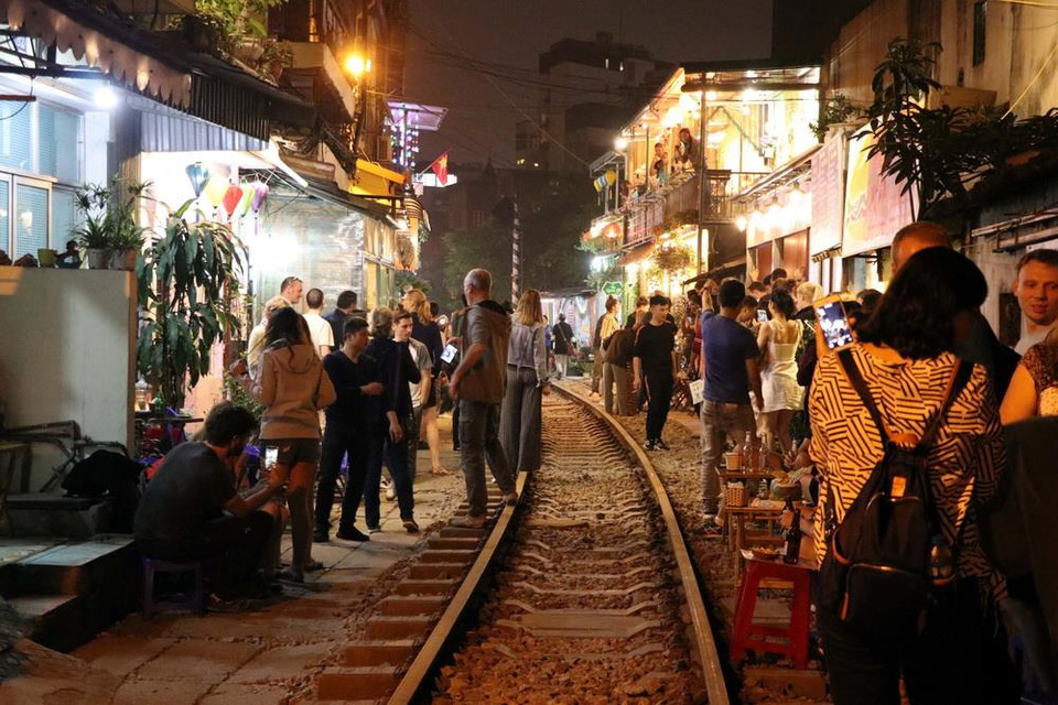 Du khách nước ngoài đến đây ngày một đông, đặc biệt là vào những ngày cuối tuần khi có nhiều chuyến tàu chạy qua trong ngày. (Ảnh: Vi Thương-Hải Yến/TTXVN)