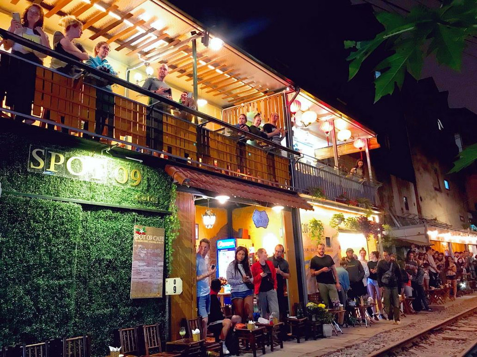 Du khách nước ngoài đến đây ngày một đông, đặc biệt là vào những ngày cuối tuần khi có nhiều chuyến tàu chạy qua trong ngày. (Ảnh: Vi Thương-Hải Yến/TTXVN)