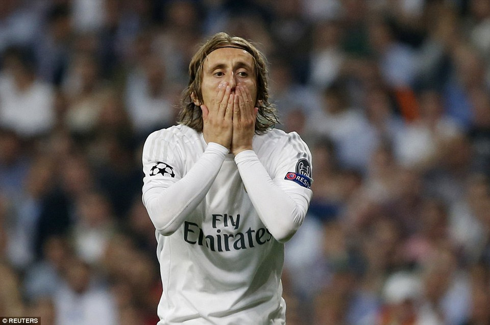 ... nhưng tiền vệ người Croatia lại không thể đánh bại thủ thành người Anh.