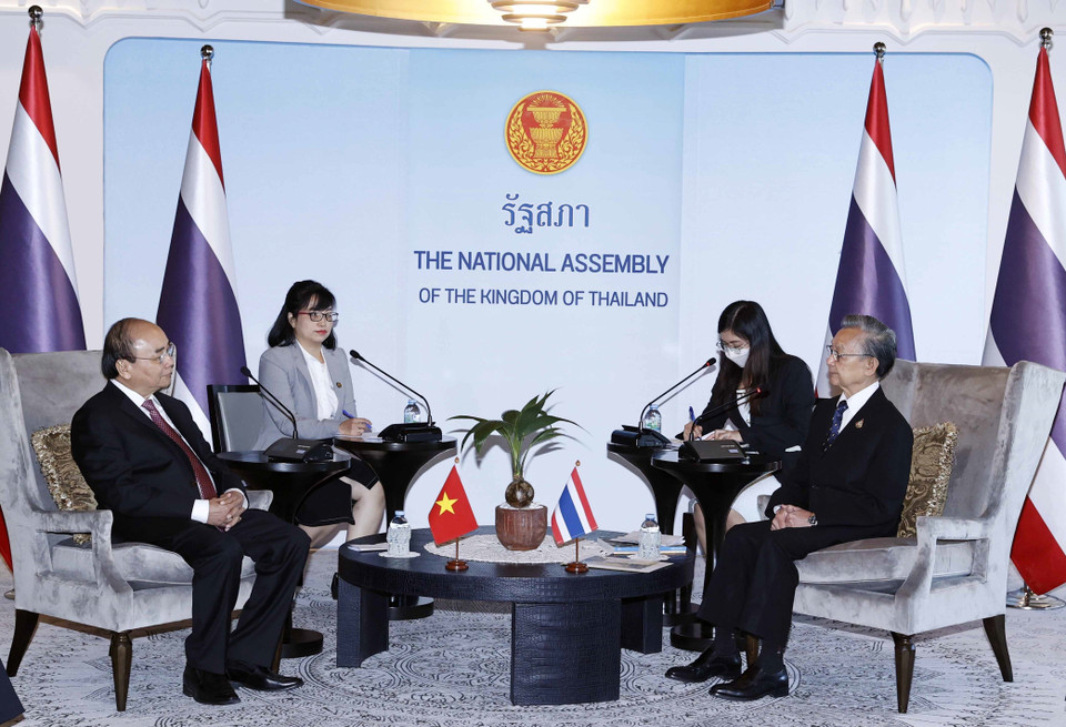 Chủ tịch nước Nguyễn Xuân Phúc gặp Chủ tịch Quốc hội Thái Lan Chuan Leekpai. (Ảnh: Thống Nhất/TTXVN)