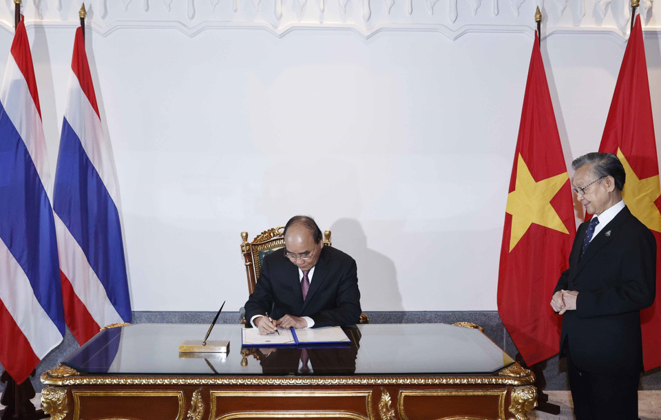 Chủ tịch nước Nguyễn Xuân Phúc viết lưu bút tại Quốc hội Thái Lan. (Ảnh: Thống Nhất/TTXVN)