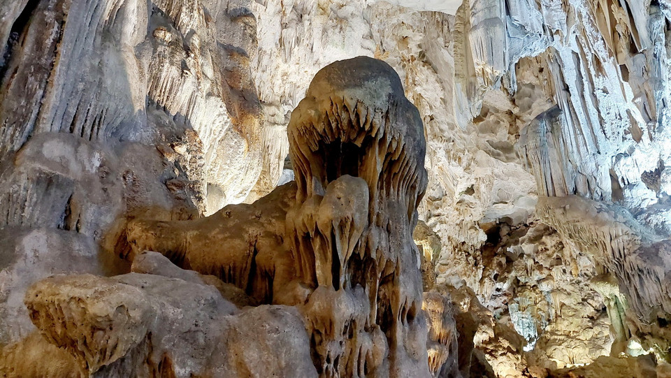 Khối nhũ đá trong động Thiên Cung (vịnh Hạ Long) có dáng vẻ của một con khủng long. (Ảnh: Thanh Vân/TTXVN)