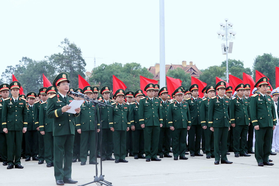 Thượng tướng Trịnh Văn Quyết, Bí thư Trung ương Đảng, Ủy viên Thường vụ Quân ủy Trung ương, Chủ nhiệm Tổng cục Chính trị QĐND Việt Nam, Chủ nhiệm Ủy ban Kiểm tra Quân ủy Trung ương đọc lời báo công dâng Bác. (Ảnh: An Đăng/TTXVN)