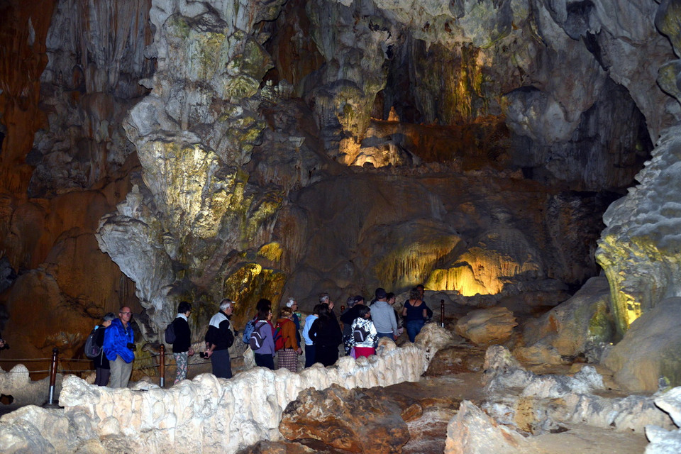 Khách trong nước và quốc tế thích thú khám phá các hang động trên vịnh Hạ Long. (Ảnh: Thanh Vân/TTXVN)