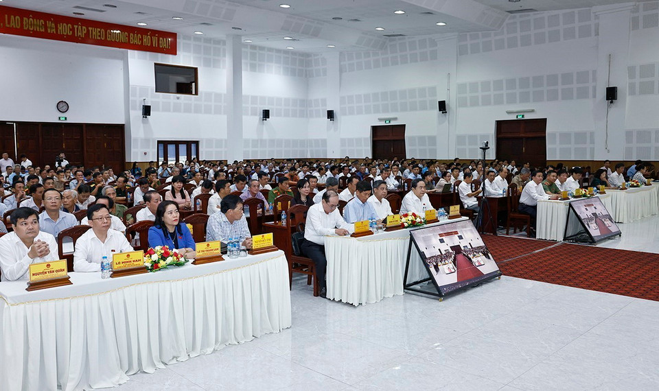 Chủ tịch Quốc hội Trần Thanh Mẫn và đại biểu dự cuộc tiếp xúc cử tri. (Ảnh: Doãn Tấn/TTXVN)