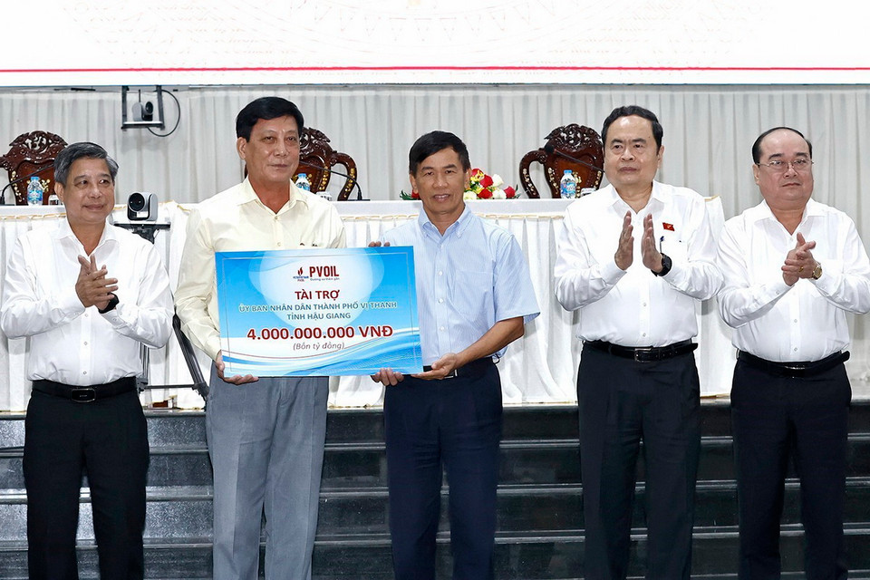 Chủ tịch Quốc hội Trần Thanh Mẫn chứng kiến Tổng công ty Dầu Việt Nam tài trợ cho Ủy ban Nhân dân Thành phố Vị Thanh, tỉnh Hậu Giang. (Ảnh: Doãn Tấn/TTXVN)