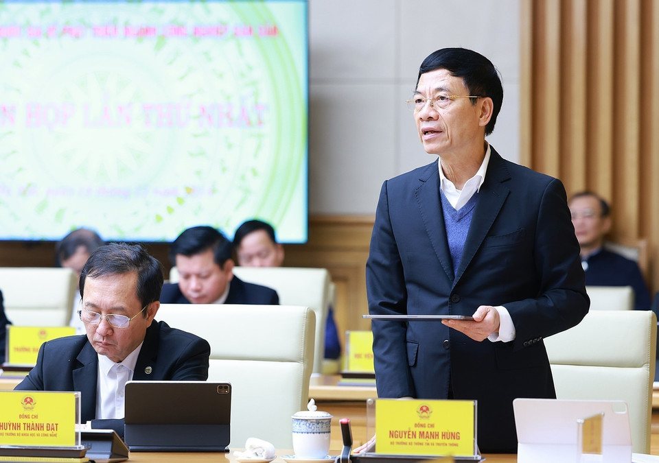 Bộ trưởng Bộ Thông tin và Truyền thông Nguyễn Mạnh Hùng, Phó Trưởng ban Ban Chỉ đạo quốc gia về phát triển ngành công nghiệp bán dẫn phát biểu. (Ảnh: Dương Giang/TTXVN)