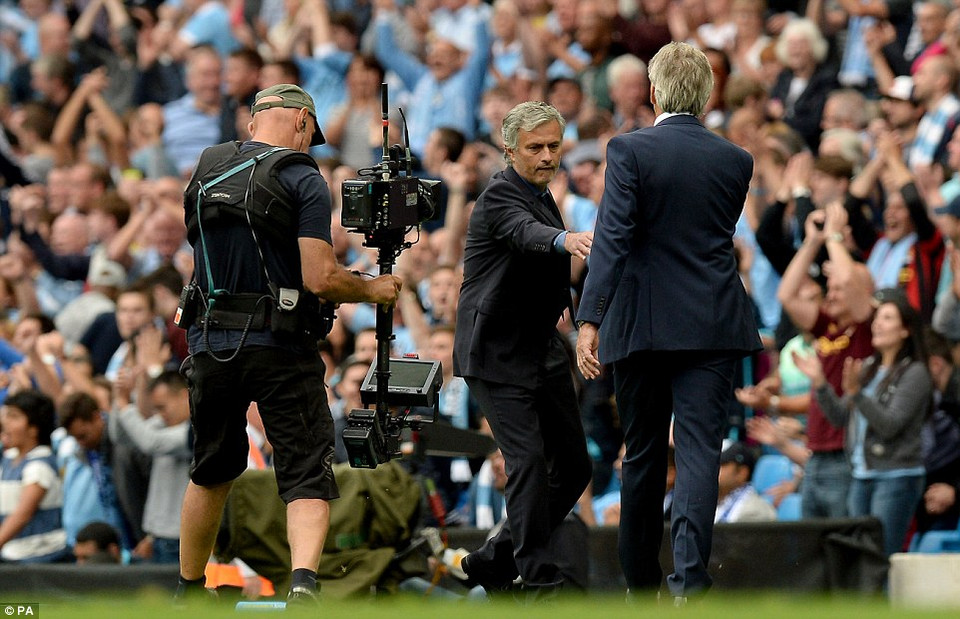 Mourinho và Manuel Pellegrini bắt tay sau trận đấu. (Nguồn: PA)