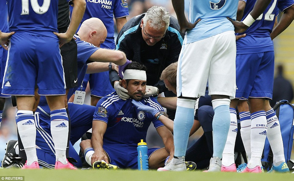 Diego Costa cũng phải băng đầu. (Nguồn: Reuters)