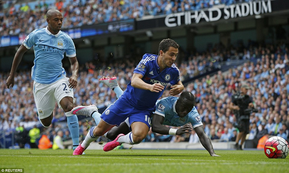 ... kịch tính ngay sau tiếng còi khai cuộc.