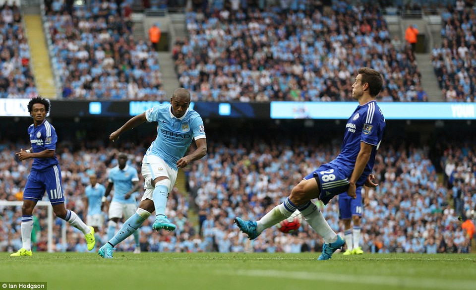 Phút 85, Fernandinho cũng lên tiếng...