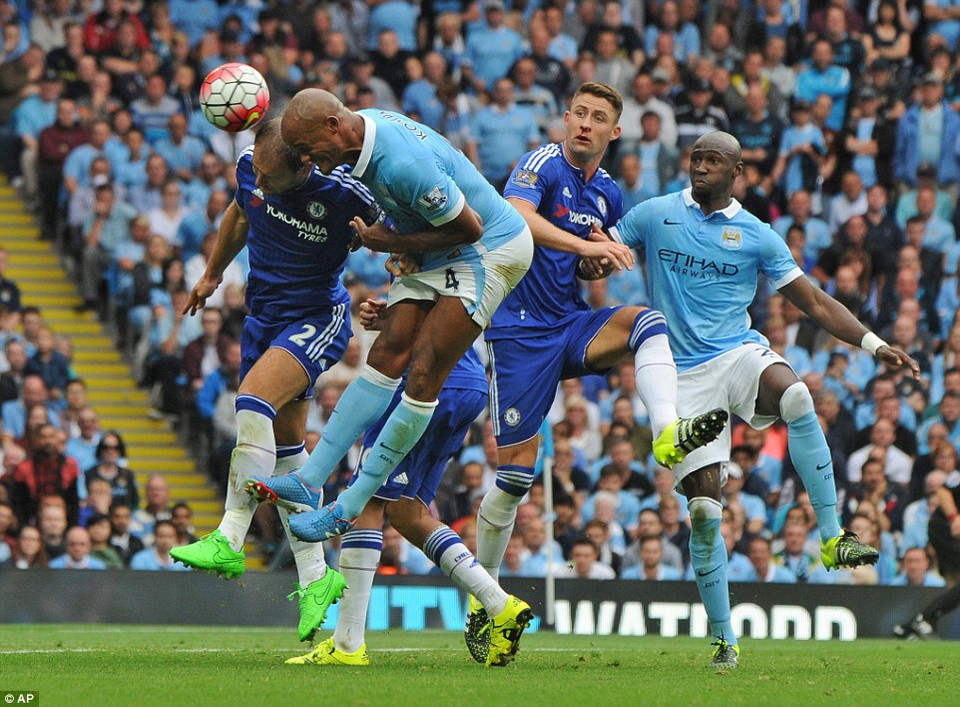 Phút 79, Kompany đánh đầu ghi bàn...