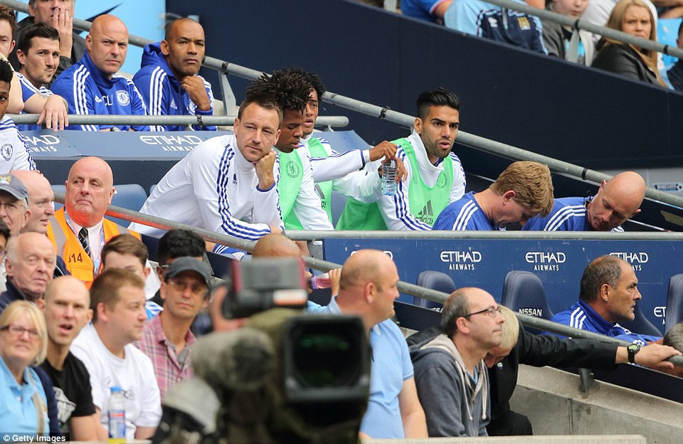 Ngay đầu hiệp 2, John Terry đã được Mourinho rút khỏi sân. (Nguồn: Getty Images)