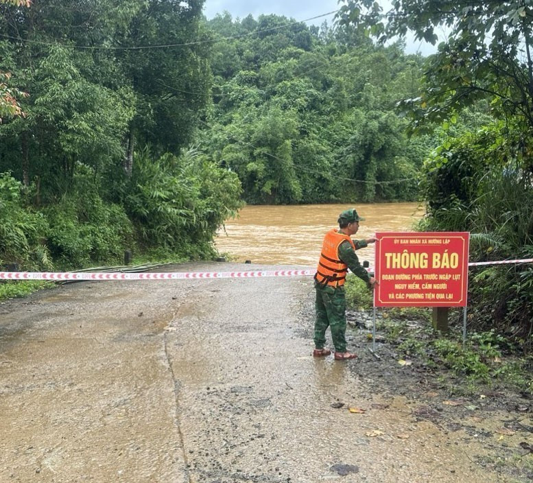 Cán bộ, chiến sỹ Đồn Biên phòng Hướng Lập cắm biển cảnh báo tại các cầu tràn của xã Hướng Lập, huyện Hướng Hóa, tỉnh Quảng Trị. (Ảnh: TTXVN phát)