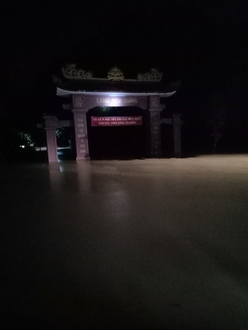 Mưa lớn khiến nhiều nơi tại Quảng Trị ngập sâu trong nước. (Ảnh: TTXVN phát)