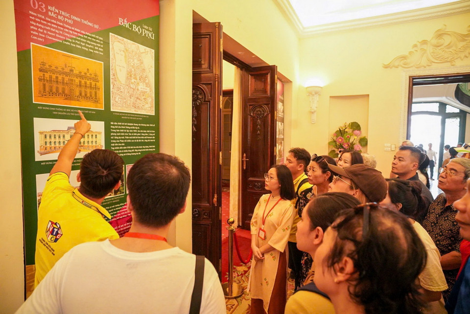 Rất đông người dân và du khách đến tham quan và tìm hiểu lịch sử của Bắc bộ Phủ trong Lễ hội Thiết kế Sáng tạo Hà Nội 2024. (Ảnh: Khánh Hòa/TTXVN)