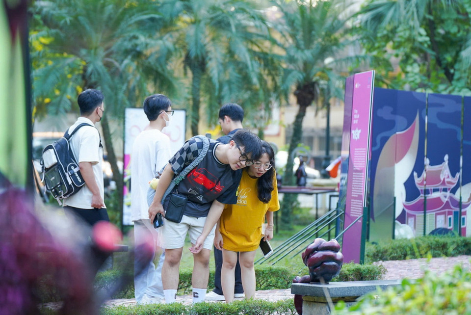 Lễ hội Thiết kế Sáng tạo Hà Nội 2024 thu hút rất đông các bạn trẻ đến tham quan. (Ảnh: Khánh Hòa/TTXVN)