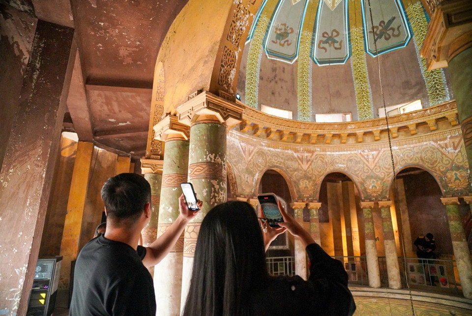 Kiến trúc bên trong trường Đại học Tổng hợp là một điểm nhấn, thu hút sự quan tâm của du khách khi đến với Lễ hội Thiết kế Sáng tạo Hà Nội 2024. (Ảnh: Khánh Hòa/- TTXVN)