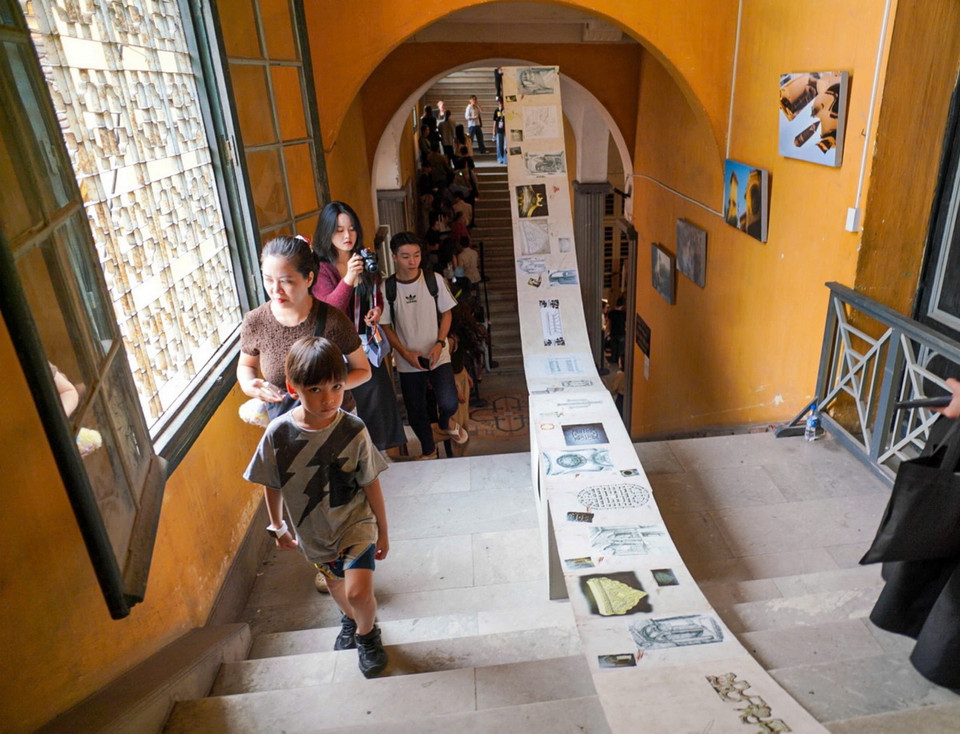 Trường Đại học Tổng hợp Hà Nội thu hút rất đông người dân và du khách đến tham quan trong Lễ hội Thiết kế Sáng tạo Hà Nội 2024. (Ảnh: Khánh Hòa/TTXVN)