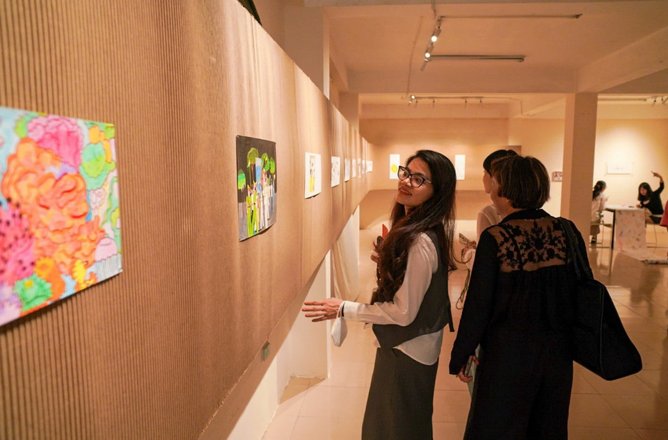 Khách tham quan trưng bày tại Cung thiếu nhi Hà Nội trong Lễ hội Thiết kế Sáng tạo Hà Nội 2024. (Ảnh: Khánh Hòa/TTXVN)