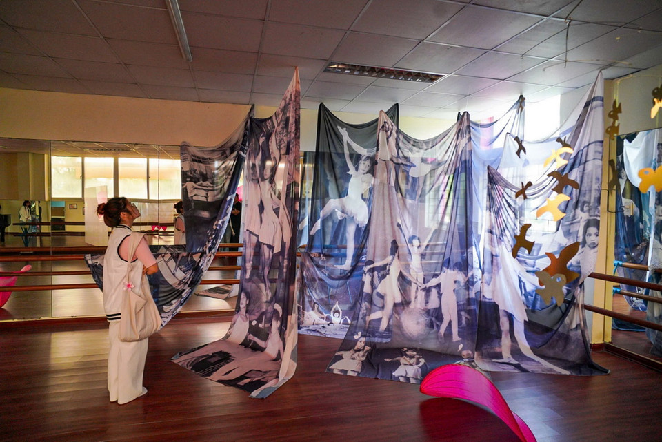 Khách tham quan một tác phẩm nghệ thuật tại Cung thiếu nhi Hà Nội. (Ảnh: Khánh Hòa/TTXVN)