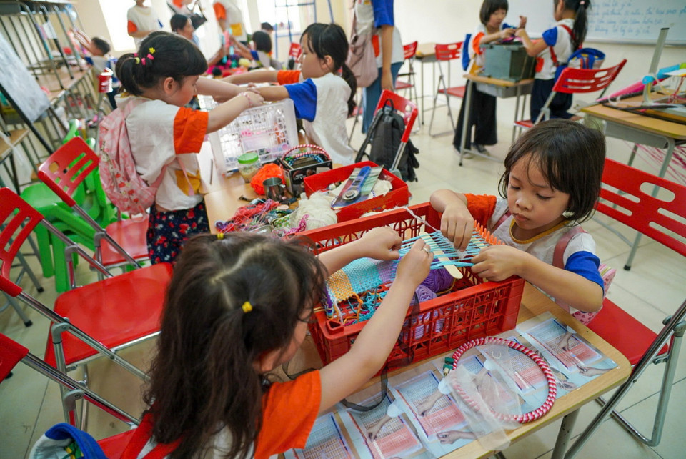 Chuỗi workshop "Những khung cửi nhỏ" tại Cung thiếu nhi Hà Nội trong Lễ hội Thiết kế Sáng tạo Hà Nội 2024 thu hút rất đông thiếu nhi tham gia. (Ảnh: Khánh Hòa/TTXVN)