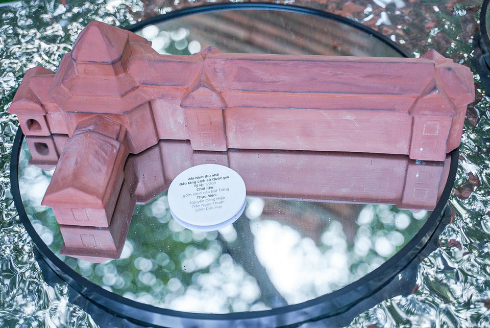 Mô hình thu nhỏ Bảo tàng lịch sử Quốc gia được làm bằng chất liệu gốm sành nâu Bát Tràng. (Ảnh: Khánh Hòa/ TTXVN)