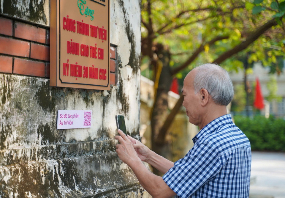 Đến với Lễ hội Thiết kế Sáng tạo Hà Nội 2024, du khách có thể trực tiếp quét mã QR ở từng địa điểm để có thêm thông tin chi tiết. (Ảnh: Khánh Hòa/TTXVN)