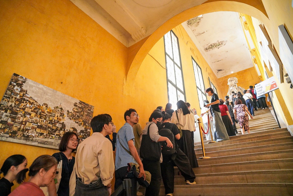 Trường Đại học Tổng hợp Hà Nội thu hút rất đông người đến tham quan trong Lễ hội Thiết kế Sáng tạo Hà Nội 2024. (Ảnh: Khánh Hòa/TTXVN)