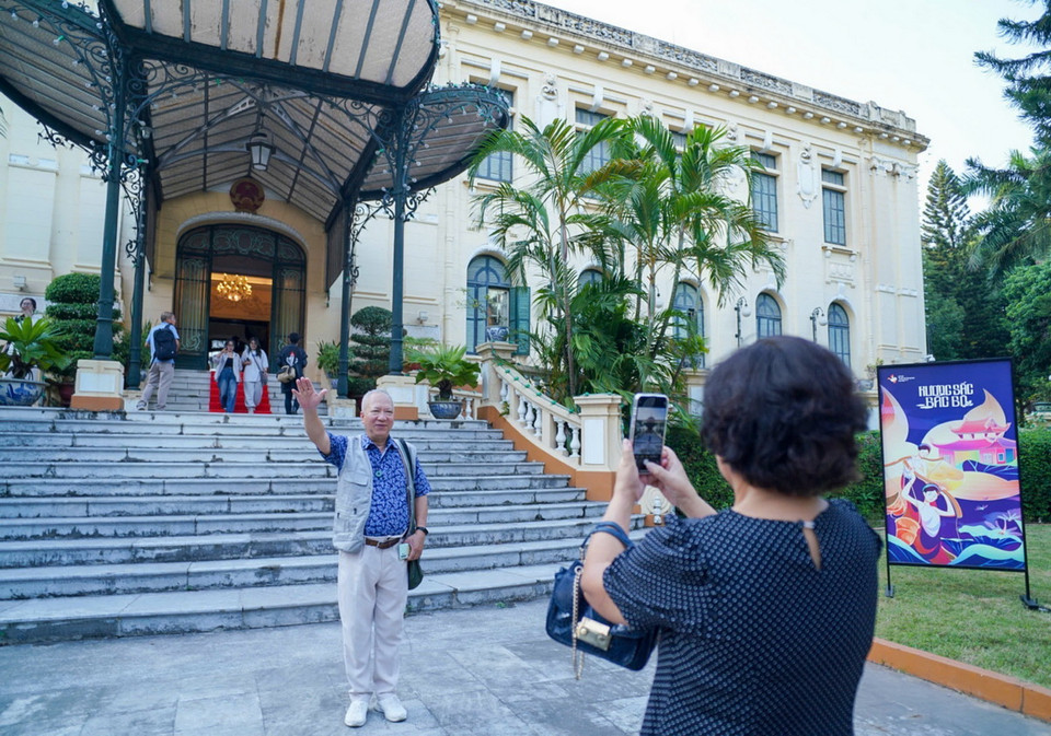 Người dân chụp ảnh lưu niệm tại Bắc bộ Phủ trong lần đầu tiên mở cửa cho du khách và người dân đến tham quan, tìm hiểu lịch sử. (Ảnh: Khánh Hòa/TTXVN)