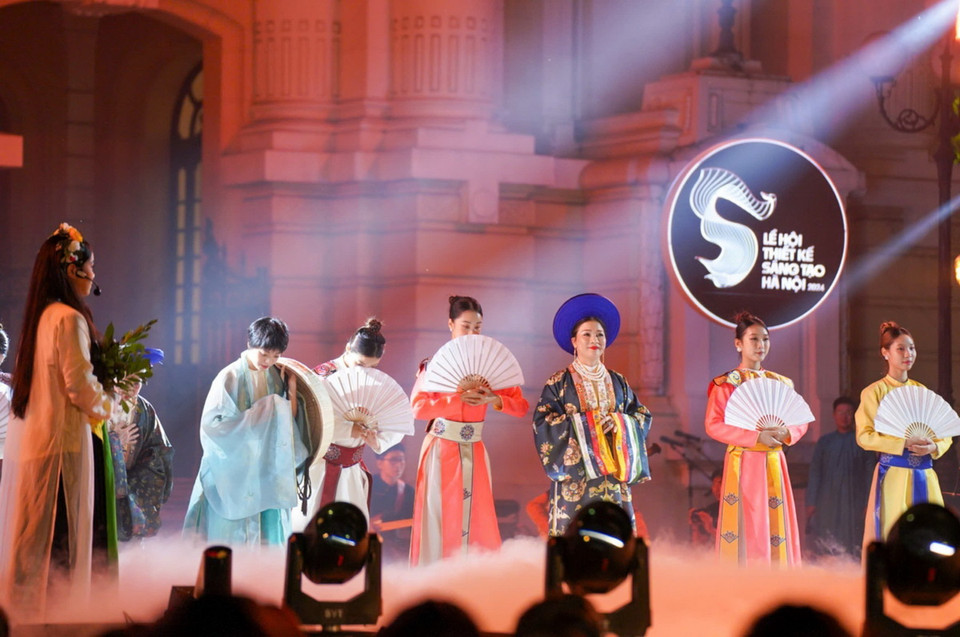 Trình diễn cổ phục trong tối khai mạc Lễ hội Thiết kế Sáng tạo Hà Nội 2024, tại quảng trường Nhà hát Lớn, Hà Nội. (Ảnh: Khánh Hòa/TTXVN)