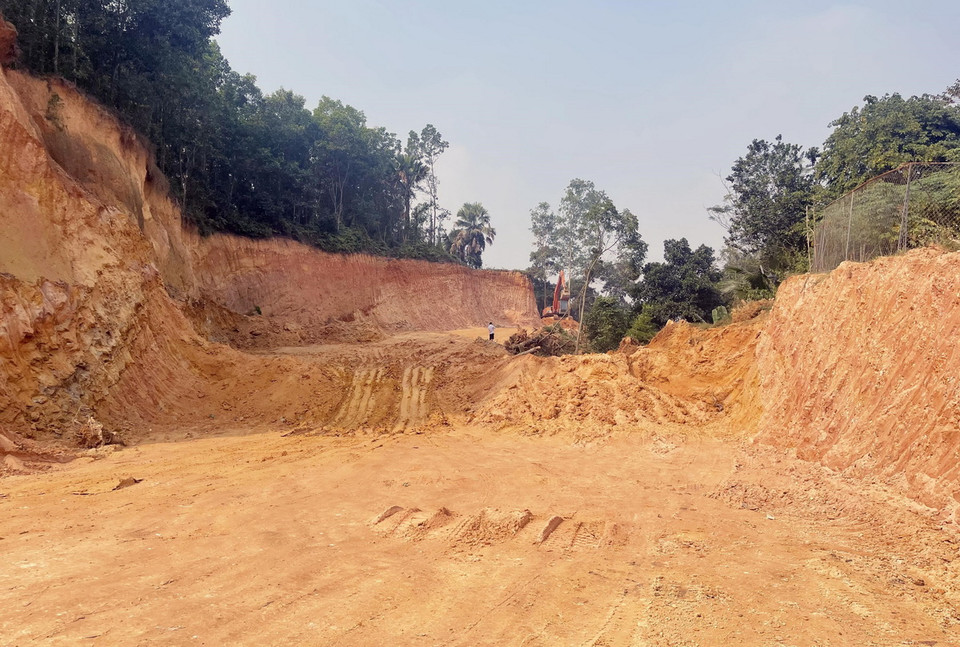 Đơn vị khai thác cấp giấy phép cho 1 hộ dân đi san lấp cho nhiều gia đình khác trên địa bàn tỉnh. (Ảnh: Tạ Toàn/TTXVN)