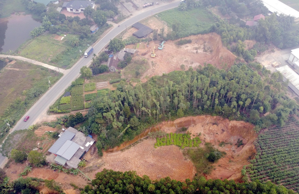 Các đơn vị khai thác đã làm trái với quy định tại văn bản chấp thuận khai thác cải tạo, hạ cốt nền của Ủy ban Nhân dân các huyện trong tỉnh. (Ảnh: Tạ Toàn/TTXVN)
